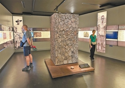 观众在“地狱之火通道”纪念馆展厅内参观。
