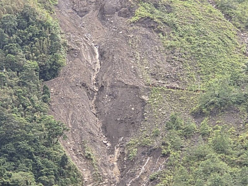 苗栗縣南庄鄉301農路大規模坍方，鹿山，鹿湖部落交通中斷，有9人受困亟待救援。圖／楊文昌提供