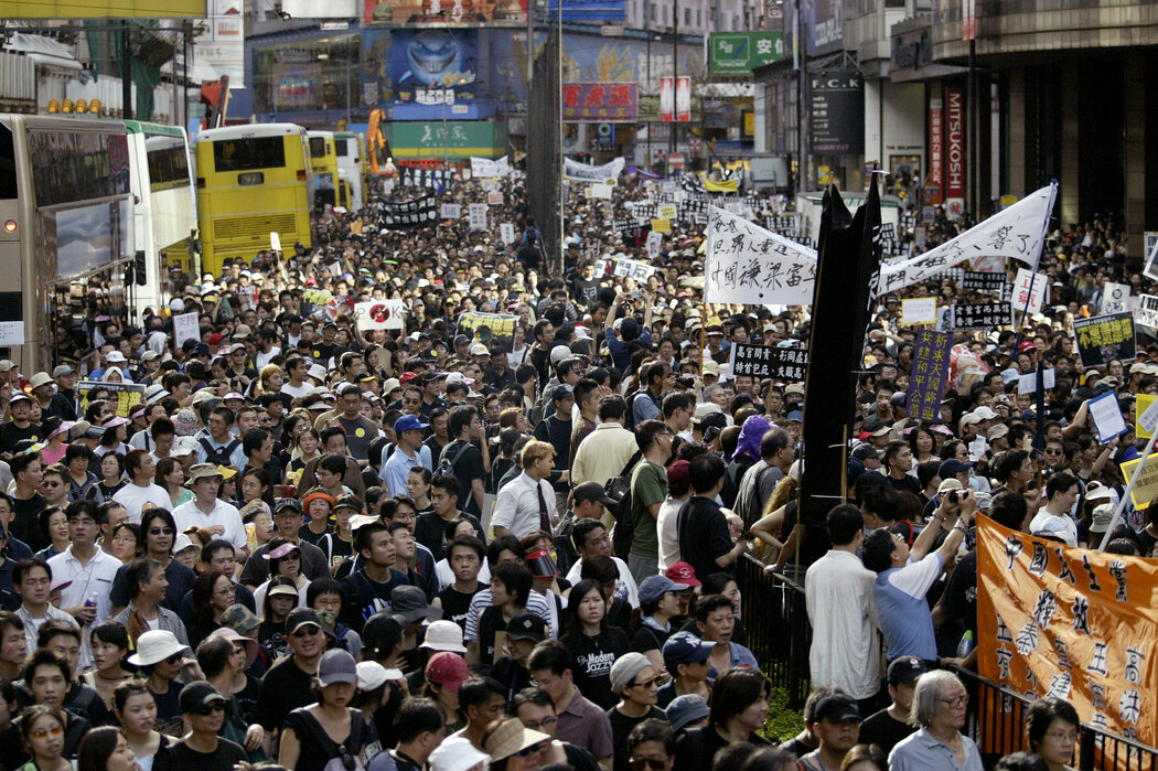 2003年7月1日，多达50万香港市民走上街头游行，抗议政府推动的一系列国家安全立法。