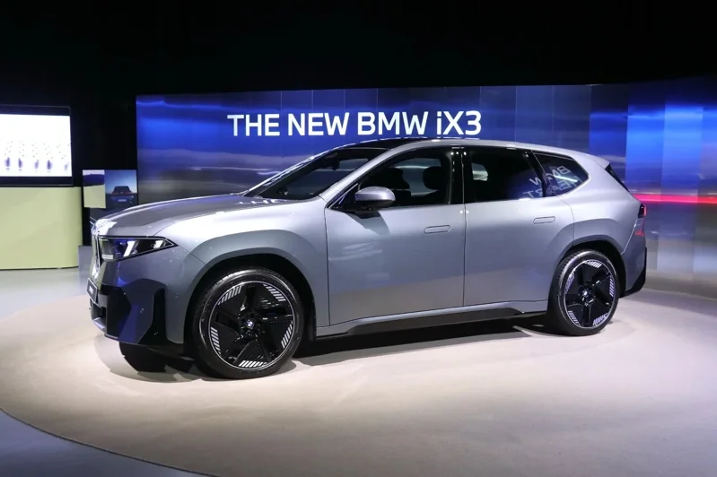 BMW iX3 即將於 10 月正式在台上市,總代理汎德日前搶先舉辦媒體預賞。 記者陳威任/攝影
