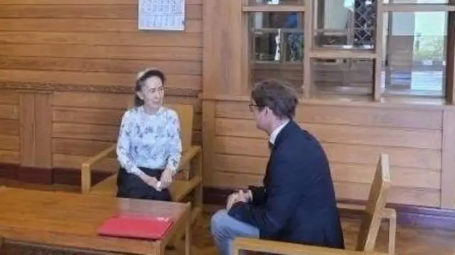 前缅甸国务资政昂山素季(左)与红十字国际委员会官员阿诺·德巴克(右)座谈,时间与地点不详。(缅甸军方2026年8月3日发放图片)
