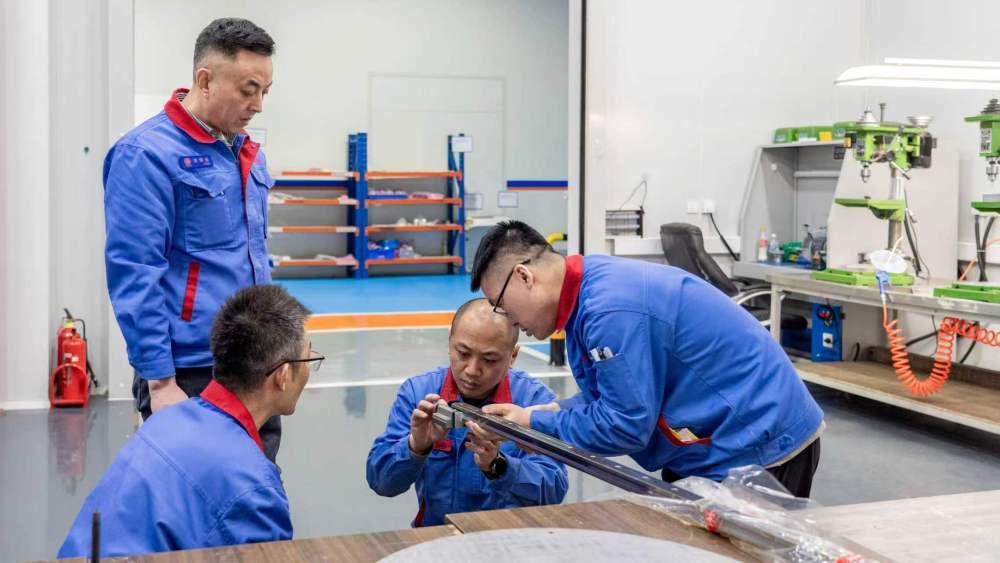 长春市见真精密机械制造有限公司厂房内,工作人员在查看部件精度(2026年1月14日摄)。新华社记者段续 摄