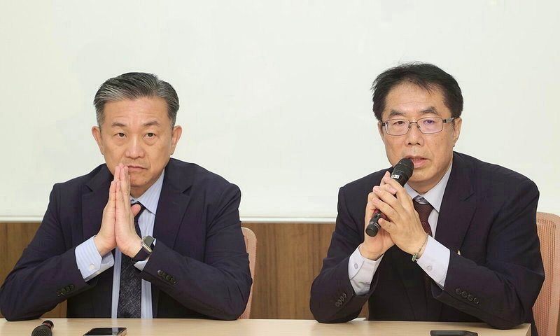台南市長黃偉哲（右）昨天呼籲台北市長蔣萬安，別成為力挺深偽科技的佛地魔。記者曾吉松／攝影