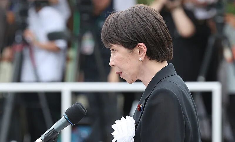 日本首相高市早苗在长崎遭原子弹轰炸81周年纪念仪式上致辞。图源：央视新闻