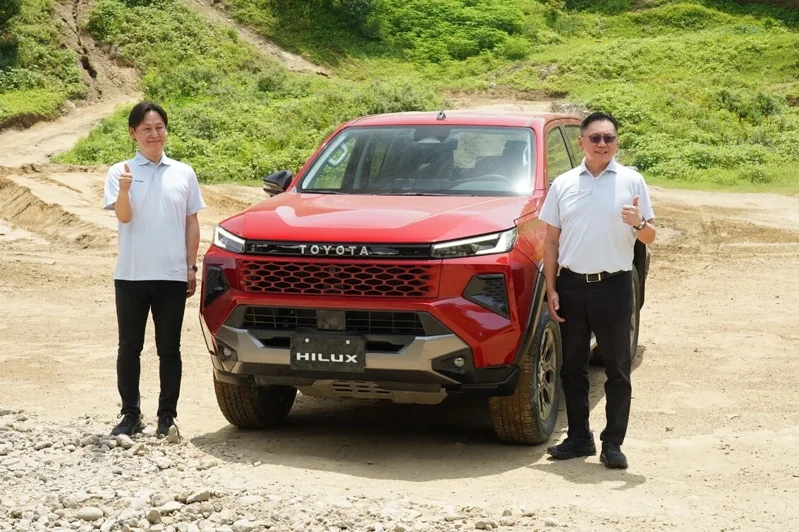 左為 Hilux 總工程師大矢賢樹、右為和泰汽車總經理蘇純興。 記者趙駿宏／攝影