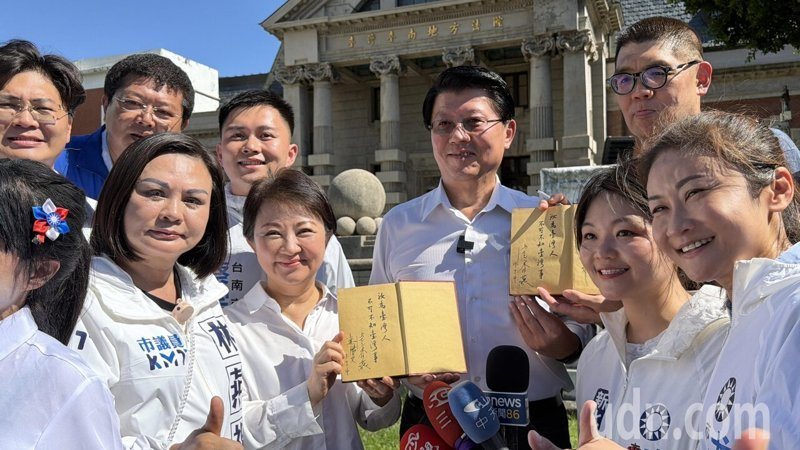 台中市長盧秀燕今天偕同國民黨前副主席連勝文到台南力挺謝龍介，第一站到連家故居「馬兵營舊址」，並贈送台灣通史給謝龍介。記者吳淑玲／攝影