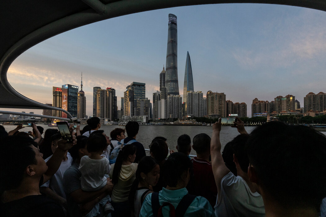 本月上海的游客。 受伊朗战争推高燃油价格的影响,中国家庭面临更大的经济压力,出行成本也随之上升。