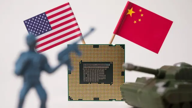 中国和美国国旗，玩具小兵和坦克