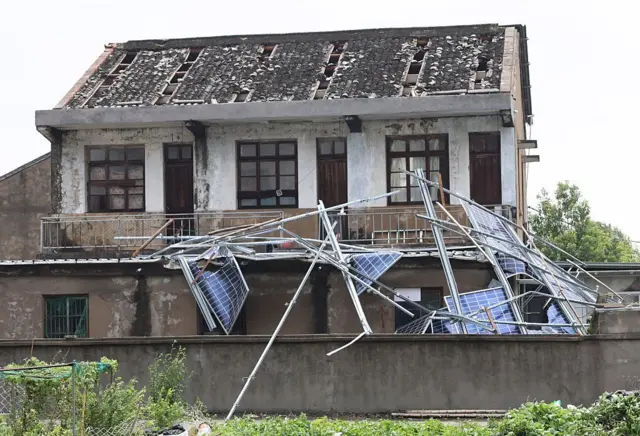 7月12日，中国东部浙江省温岭市可见遭台风“巴威”风力损毁的太阳能板。
