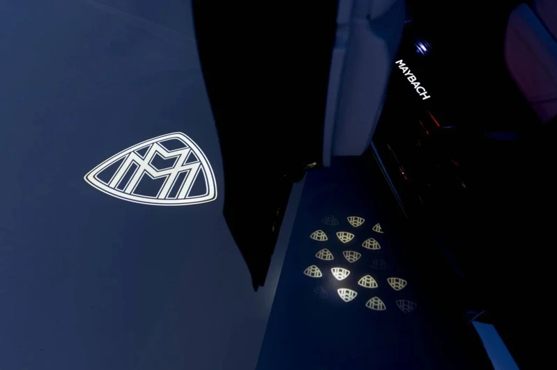 電動伸縮踏板可於一秒內展開，並整合LED迎賓照明與Maybach地面投影。 圖／Mercedes-Benz