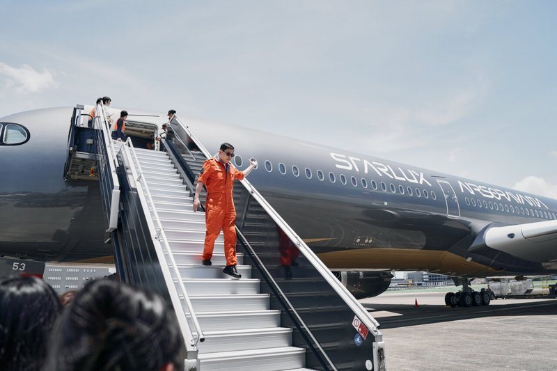 星宇航空首架藝術機「STARLUX AIRSORAYAMA 空山銀」，由星宇航空董事長張國煒親赴法國土魯斯接機，並親自駕駛這架全新A350-1000，於今上午11時降落桃園機場。圖／星宇航空提供