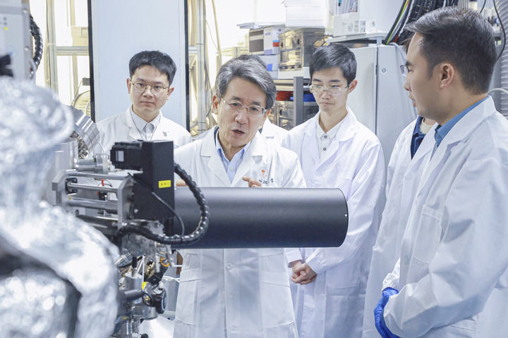 图为薛其坤与研发团队在实验室进行高温超导研究（资料照片）。新华社发（受访者供图）