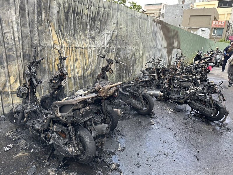 台中市北區三民路一處建築空地今下午1點多驚傳火警，火勢一度猛烈，造成周邊11輛機車遭波及，其中9輛全毀、2輛半毀。圖／消防提供