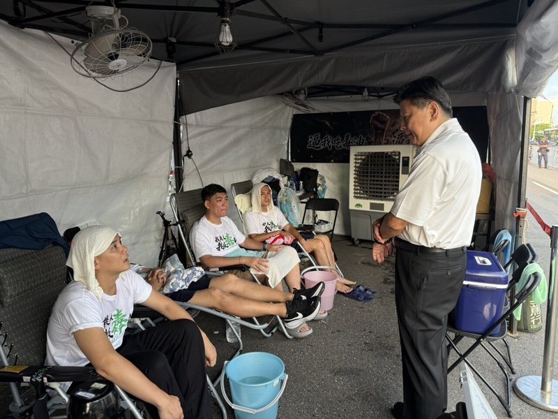 國民黨立法院黨團總召傅崐萁（右）今天前往凱達格蘭大道探視絕食抗爭的4位年輕夥伴。記者翁至成／攝影