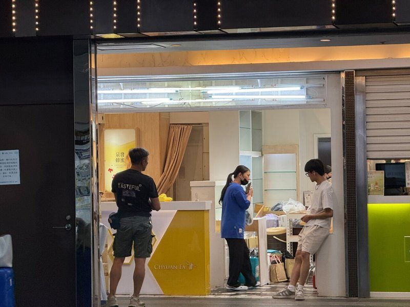 台鐵表示約有10家沒與新光續短約，今天下午記者目擊有「蜂蜜」業者正在撤櫃。記者孟嘉美／攝影
