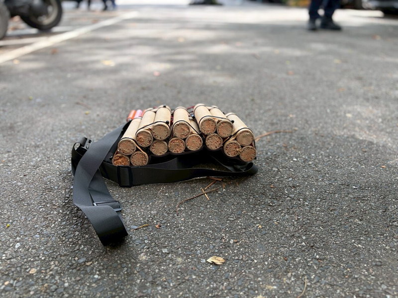 刑事局將吳姓嫌犯攜至新北議長服務處聲稱的炸彈帶到空曠處檢視,共有15支爆竹煙火纏繞電線。記者林昭彰/翻攝