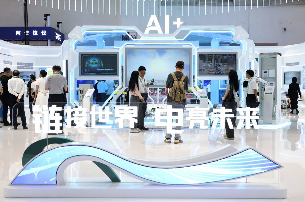 6月22日，参观者在链博会清洁能源链展区参观。新华社记者张晨霖摄