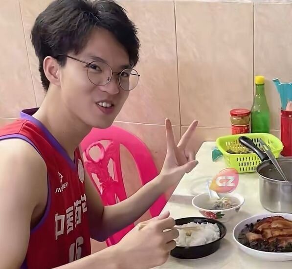 小伙子是店裡的常客。（取材自微博）