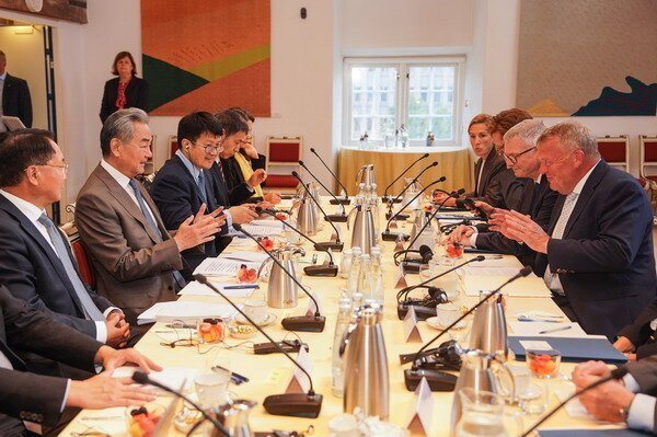 當地時間2026年7月2日,中共中央政治局委員、大陸外交部長王毅在哥本哈根同丹麥外交大臣拉斯穆森舉行會談。 大陸外交部網站