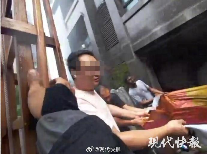 连云港消防回应火灾母女坠楼：为什么没立即救人？为什么没铺气垫架云梯？