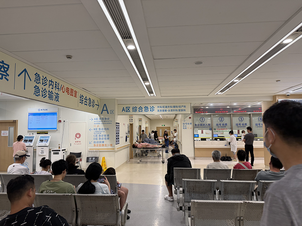 7月11日22时30分左右,上海杨浦区的交大医学院附属新华医院急诊2楼内科诊区,皮肤科诊室前排起五六人的队伍。