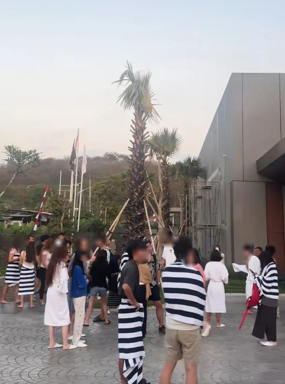 民众在酒店外避险（受访者供图）