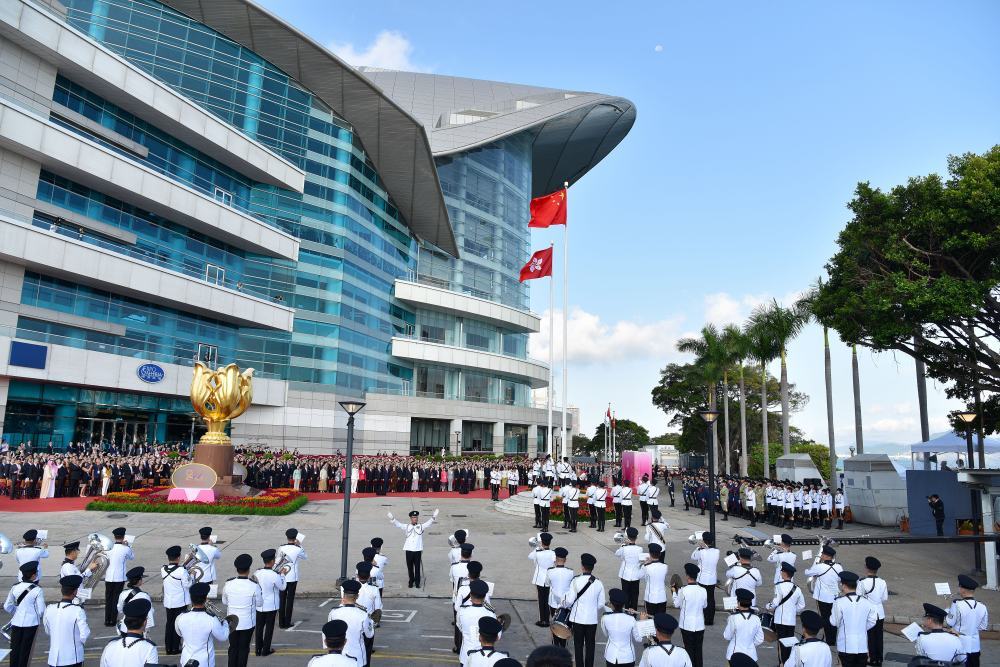 10月1日上午，香港特区政府举行升旗仪式和国庆酒会，庆祝中华人民共和国成立77周年。新华社记者 陈铎 摄