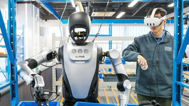 2026年1月12日,中国山东省青岛市,一台人形机器人在青岛人形机器人数据采集训练场学习零部件分拣。