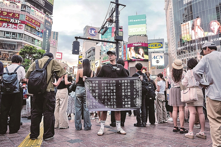 当日本社会淡忘,他们在东京街头举起历史真相