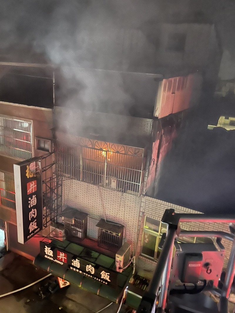 桃園八德暗夜火警，1人OHCA搶救中。記者陳俊智／翻攝