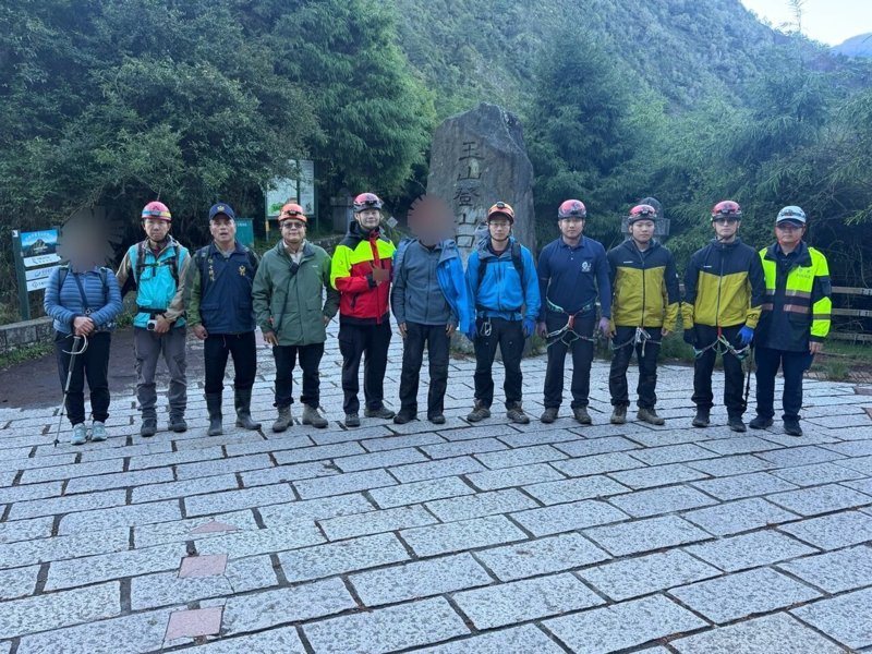日籍男子今天清晨3時許登玉山主峰線失足墜落邊坡,搜救人員冒險架繩將他拉上步道送醫。圖/警方提供