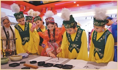 2025年5月19日，“‘一带一路’中哈友好 青春同行”青少年文化交流活动在霍尔果斯举行。图为哈萨克斯坦青少年体验中国书法。永程帆摄