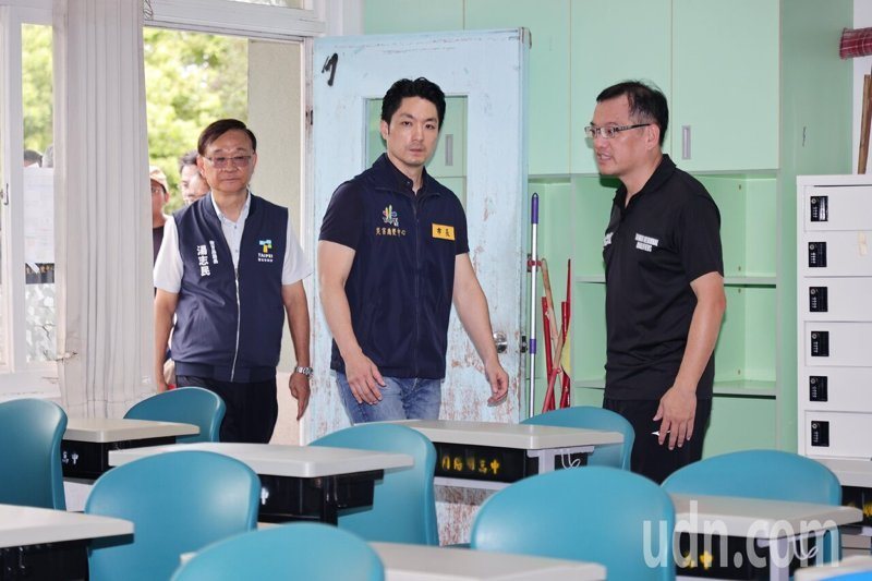 115學年度大學分科測驗因受巴威颱風影響，順延至7月13日、14日舉行，台北市長蔣萬安（中）今天視察陽明高中大學分科考場的整備以及恢復狀況，在試場內聽取校長針對考場準備的各項簡報。記者許正宏／攝影