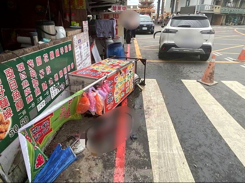 南市七股傳死亡車禍，男大生駕車載4人疑恍惚撞死路旁蚵女，圖為事故現場。記者謝進盛／翻攝