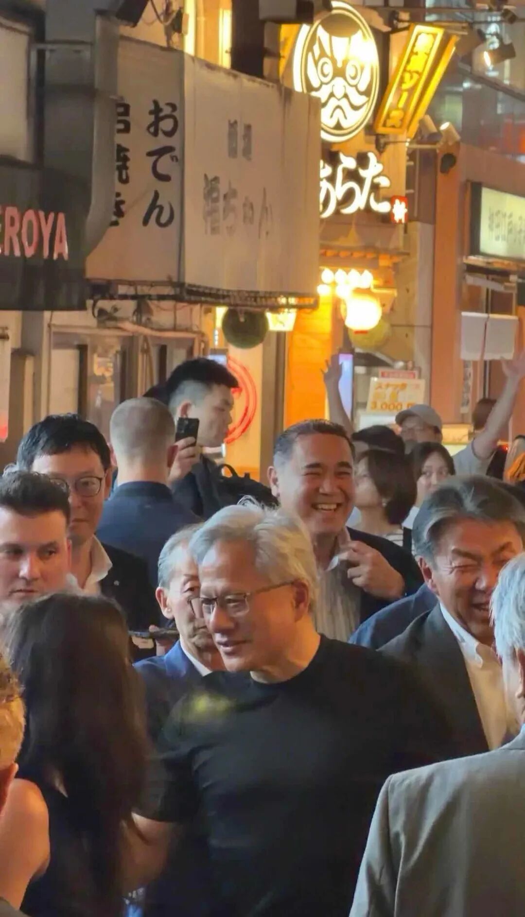 黄仁勋与日本头部企业社长们一起在东京秋叶原逛街
