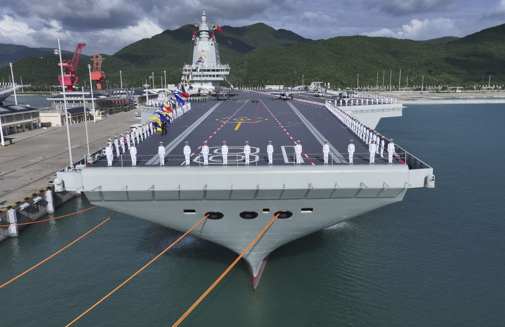 我国第一艘电磁弹射型航空母舰福建舰入列授旗仪式在海南三亚某军港举行（2025年11月5日摄）。新华社记者 李刚 摄