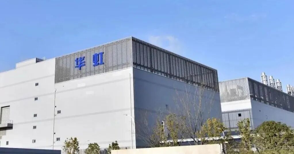 上世纪70年代,华虹开始主攻国产DRAM,但由于国际合作伙伴退出、技术更迭缓慢,迟迟未能做成,于是转攻特色工艺代工。目前,华虹已是全球第六大晶圆代工厂