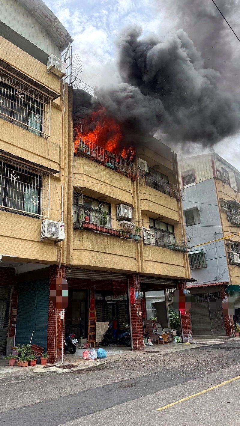台南仁德成功二街連棟透天厝，3樓起火 屋內14歲少女爬到隔壁陽台逃命。圖／讀者提供