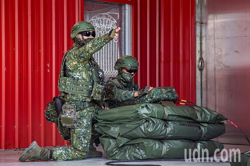 陸射劍二架設完成後,車組員進一步將射控系統移至安全的位置進行操作,官兵依程序展開射控作業,模擬戰場環境下接獲命令後,迅速建立防空作戰能力。記者季相儒/攝影