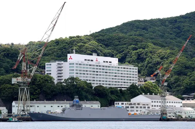 日方海上自卫队（JMSDF）的“JS 吉鹫”（FFM-12）莫嘉米级（Mogami-class）隐身护卫舰，于 2026 年 5 月 20 日停靠在位于长崎的三菱重工（Mitsubishi Heavy Industries，MHI）造船厂。三菱重工已为日本海上自卫队建造了十二艘莫嘉米级护卫舰；而日本海上自卫队与澳洲皇家海军则已下单订购一款升级版的莫嘉米级设计。（照片／PAUL MILLER／AFP／Getty Images）
