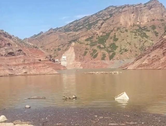 失联8天，在新疆遭泥石流卷走的苏州母子已被找到，均不幸遇难：母亲的遗体在下游水库中被先行找到；约20分钟后，孩子的遗体也被找到