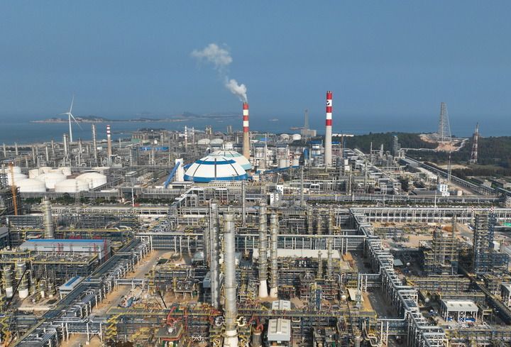 2026年4月19日拍摄的福建漳州市东山湾古雷经济技术开发区中沙古雷乙烯项目装置区一角（无人机照片）。新华社记者 林善传 摄