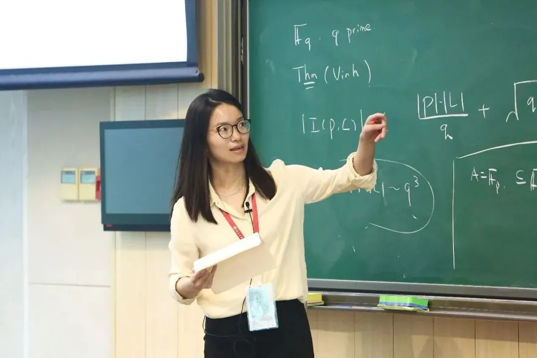 王虹在2023暑期的北大数学校友论坛期间作报告。图源：北京国际数学研究中心