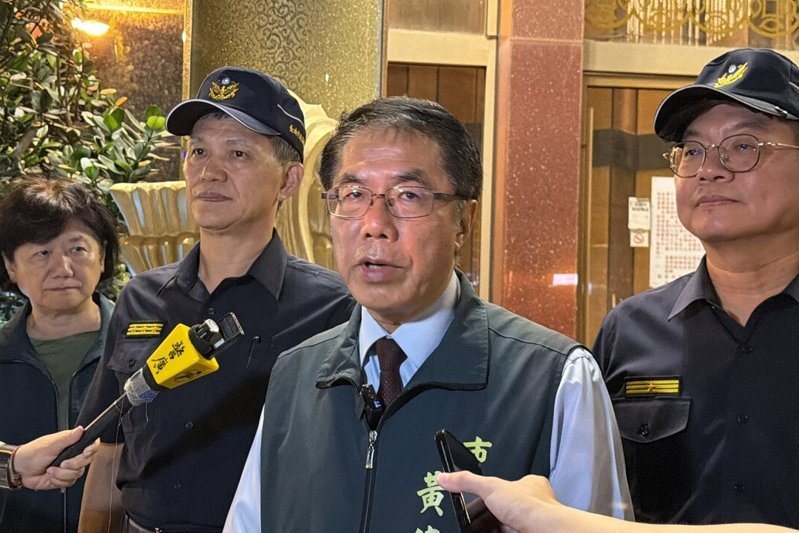 台南市於今晚辦理青春專案首日聯合稽查及擴大臨檢,由市長黃偉哲親率市府聯合稽查小組,針對青少年易聚集滋事場所及妨害青少年身心健康等營業場所強力掃蕩。記者邵心杰/攝影