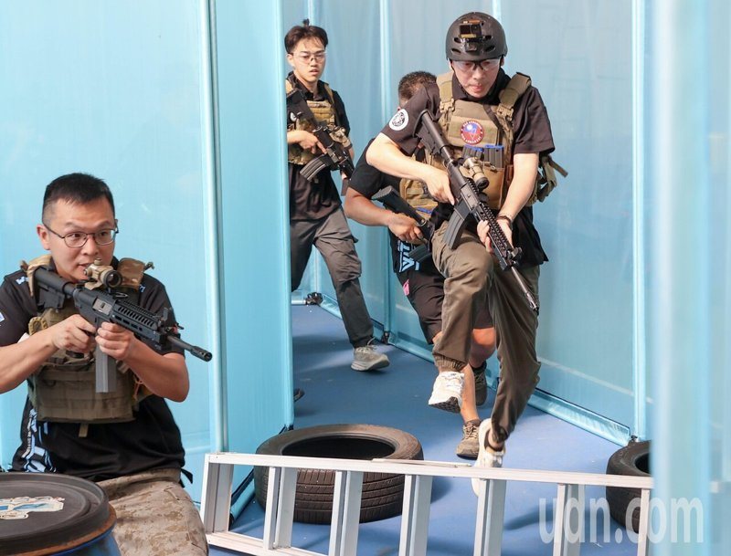 國防部明天將於台北復興崗營區舉辦「2026全國空氣軟槍競技射擊比賽－北區初賽」活動，以後備軍人為主要對象，結合空氣軟槍競技、限制空間戰鬥（CQB）、戰場環境模擬等內容。圖為上午工作人員在賽場上進行示範賽供媒體拍攝。記者林伯東／攝影