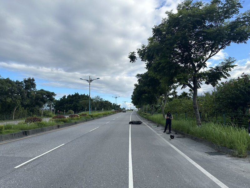 花蓮一名16歲莊姓高中生昨天下午騎乘微型電動二輪車，行經台9線鳳林段時，疑因擦撞慢車道旁水泥護欄後失控摔車送醫不治。圖／民眾提供