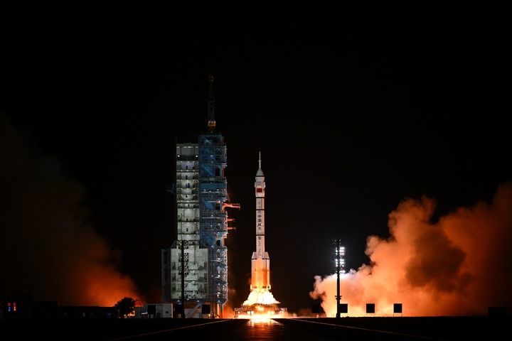 2026年5月24日,搭载神舟二十三号载人飞船的长征二号F遥二十三运载火箭在酒泉卫星发射中心点火发射。新华社记者 连振 摄