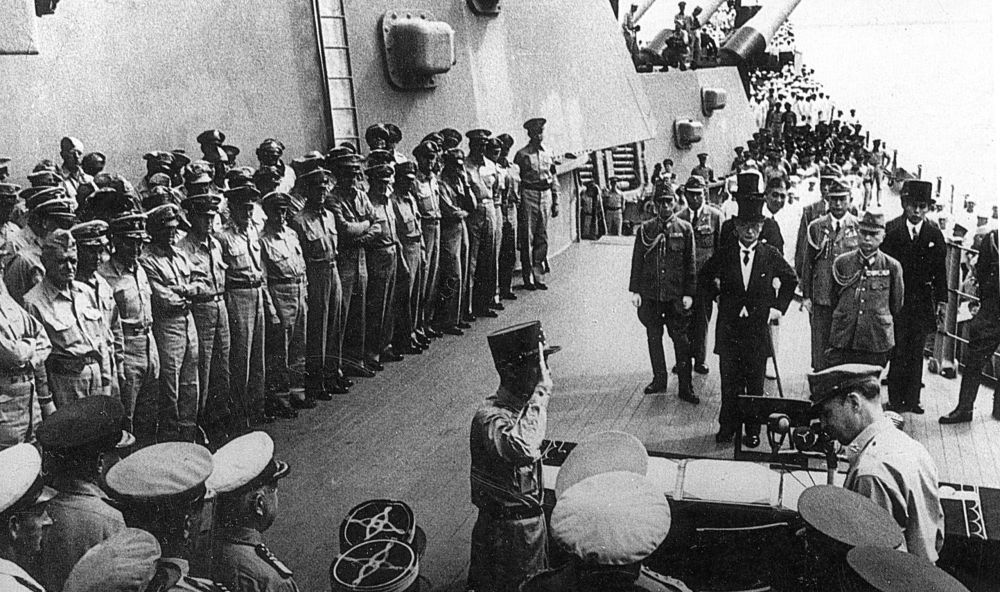 1945年9月2日,日本投降仪式在东京湾“密苏里”号军舰上举行。新华社发