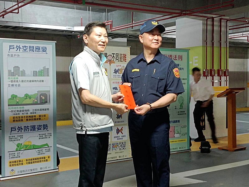 後備指揮部副指揮官馬家龍少將頒發加菜金給縣警察局，局長陳金城代表收下。記者戴永華／攝影