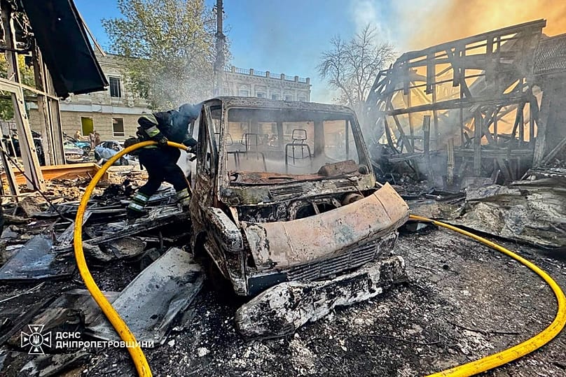 Пожарные потушили пожар, возникший в результате российского авиаудара в Павлограде, Днепропетровской области, Украина, в четверг, 10 сентября 2026 года.